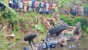 কলমাকান্দায় নিয়ন্ত্রণ হারিয়ে লরি পুকুরে চালক নিহত